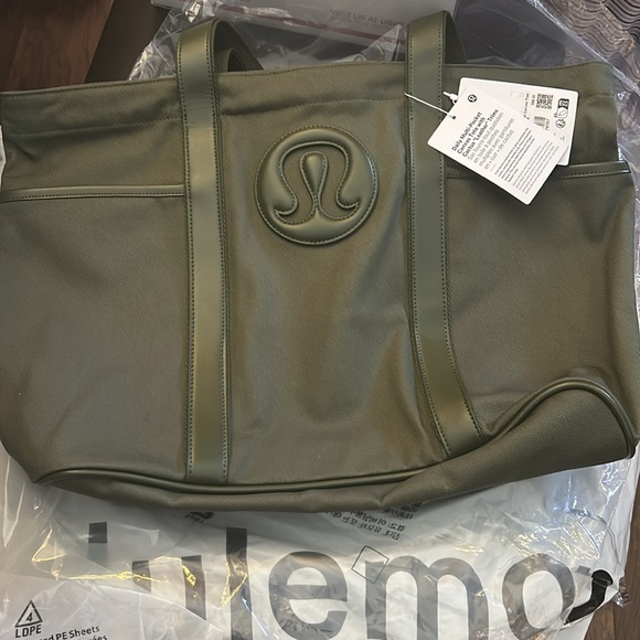 Daily Multi-Pocket Canvas Tote Bag 20L
Leather Alternative - Picture 6 of 7